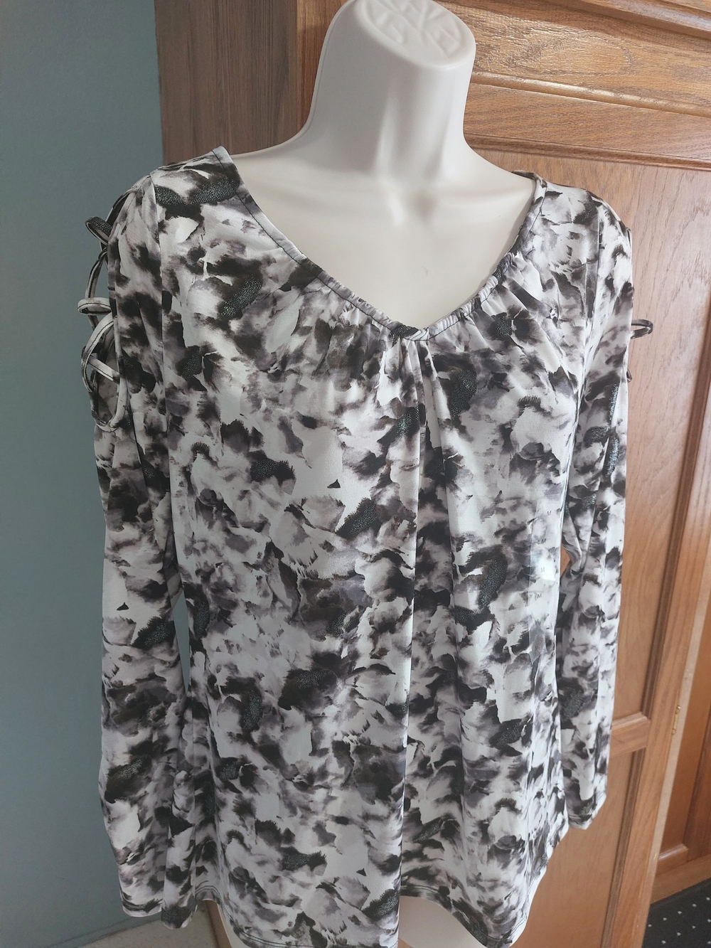 Jennifer Lopez Black and White V-Neck Long Sleeve Print Top - Picture 3 of 6